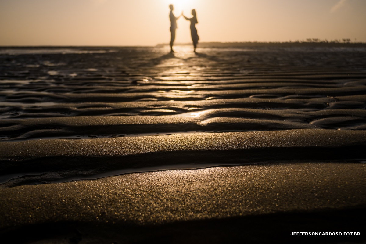 ensaio feliz na cidade de cametá pa na praia da aldeia onde o casal tiveram uma manhã de sol lindo no nascer da manhã no rio tocantins