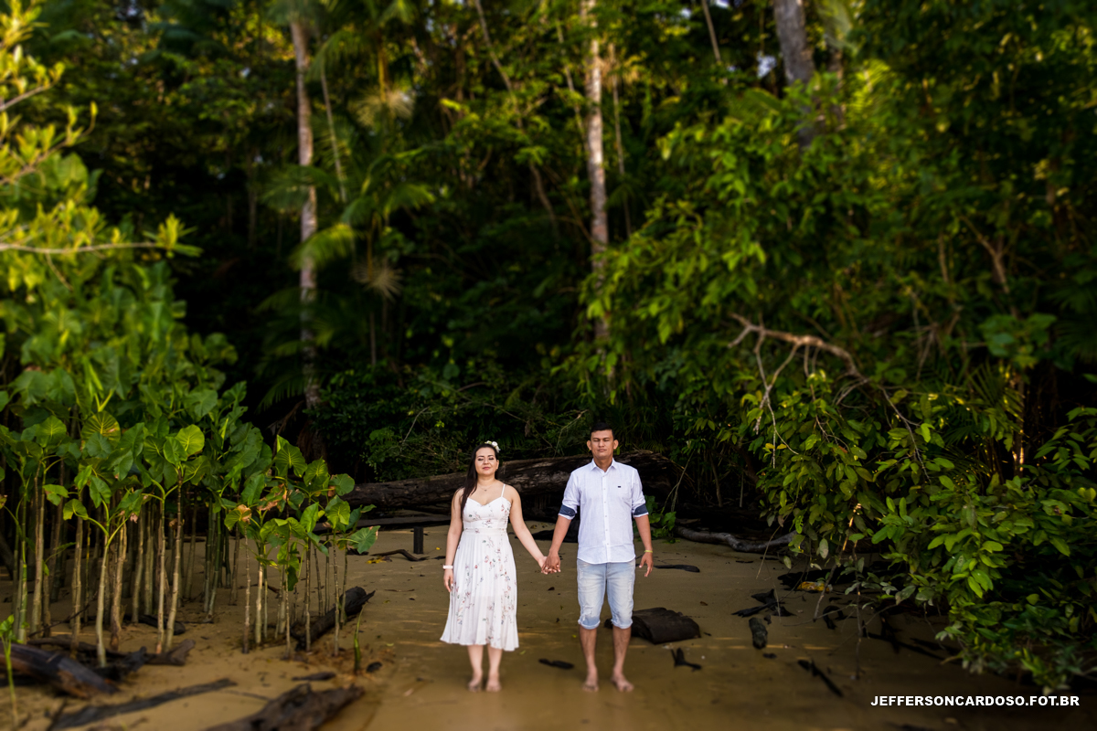 ensaio feliz na cidade de cametá pa na praia da aldeia onde o casal tiveram uma manhã de sol lindo no nascer da manhã no rio tocantins