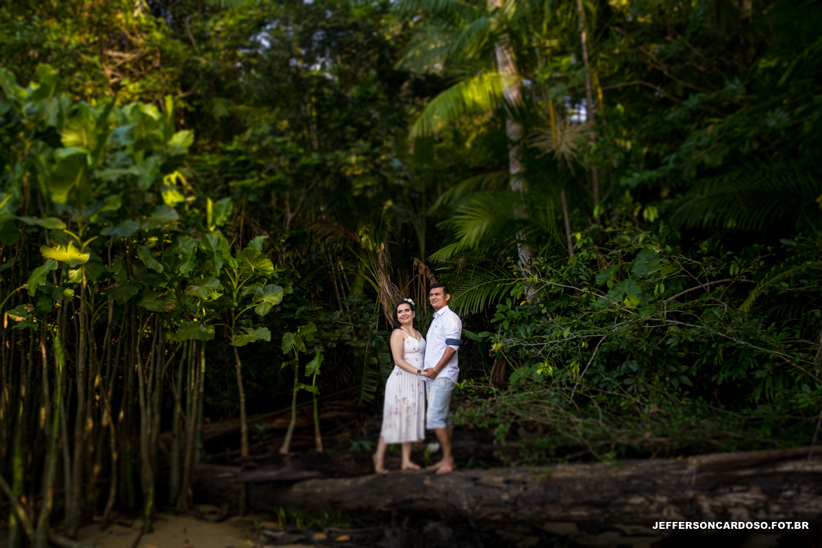 ensaio feliz na cidade de cametá pa na praia da aldeia onde o casal tiveram uma manhã de sol lindo no nascer da manhã no rio tocantins