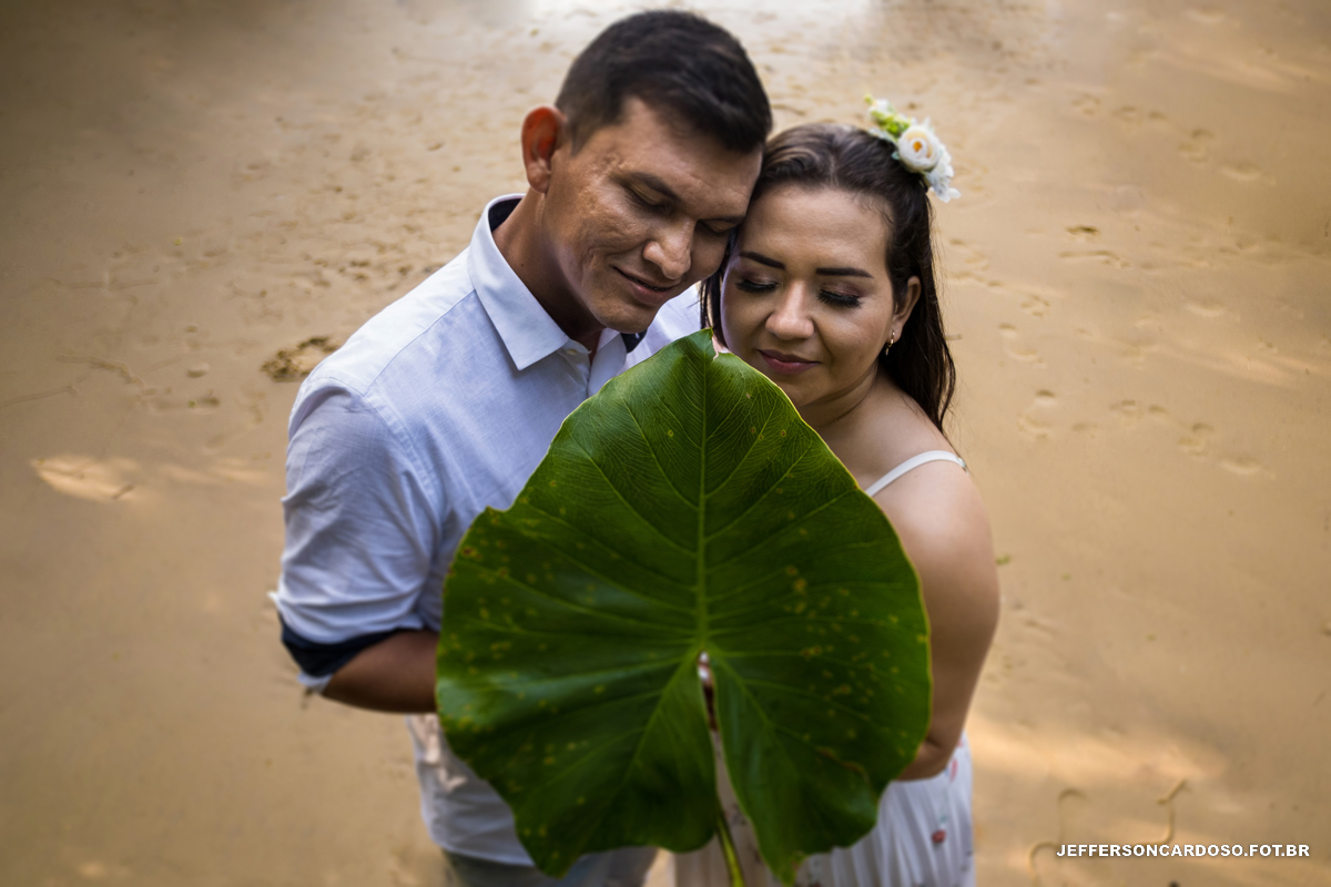 ensaio feliz na cidade de cametá pa na praia da aldeia onde o casal tiveram uma manhã de sol lindo no nascer da manhã no rio tocantins