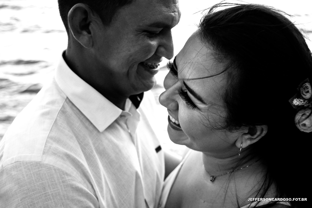ensaio feliz na cidade de cametá pa na praia da aldeia onde o casal tiveram uma manhã de sol lindo no nascer da manhã no rio tocantins