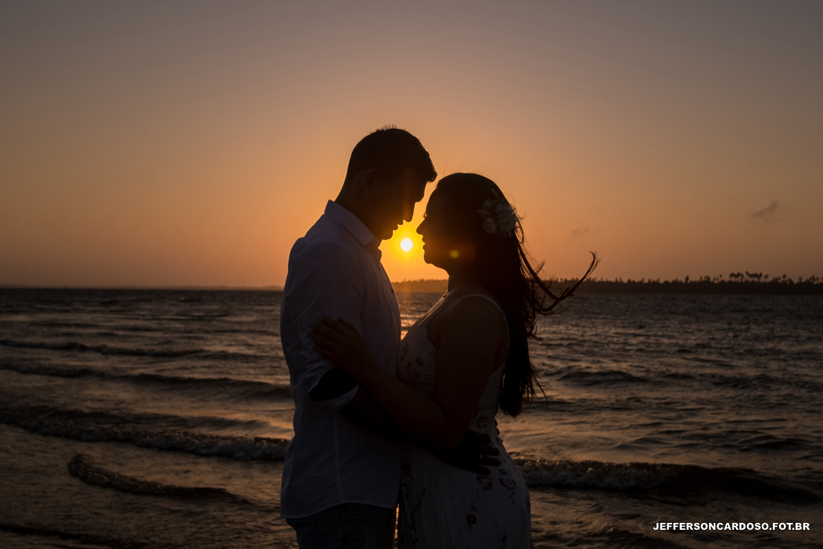ensaio feliz na cidade de cametá pa na praia da aldeia onde o casal tiveram uma manhã de sol lindo no nascer da manhã no rio tocantins