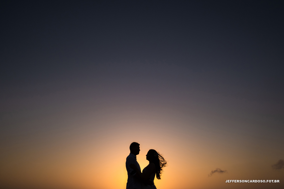 ensaio feliz na cidade de cametá pa na praia da aldeia onde o casal tiveram uma manhã de sol lindo no nascer da manhã no rio tocantins