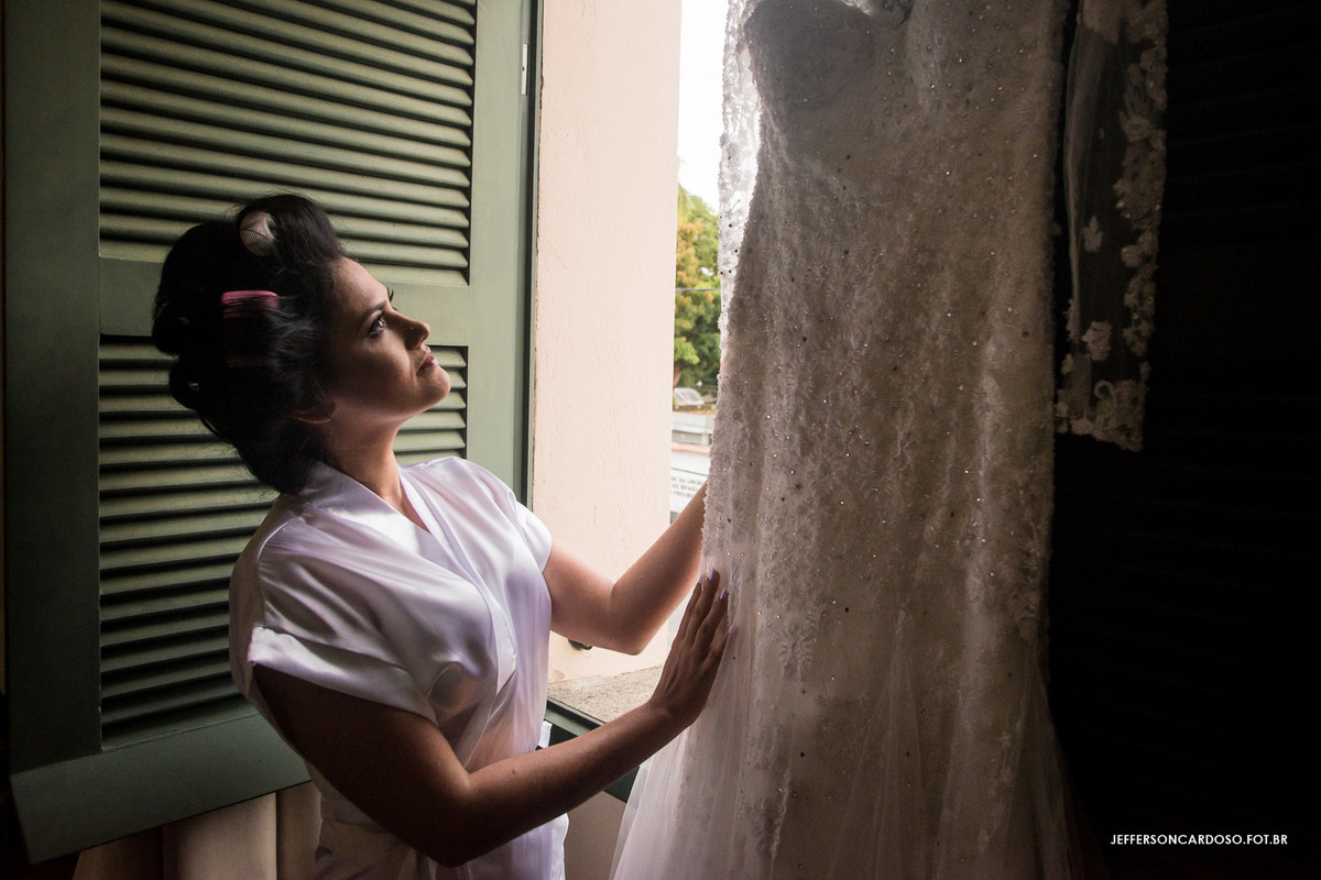 noiva curtido seu vestido de renda