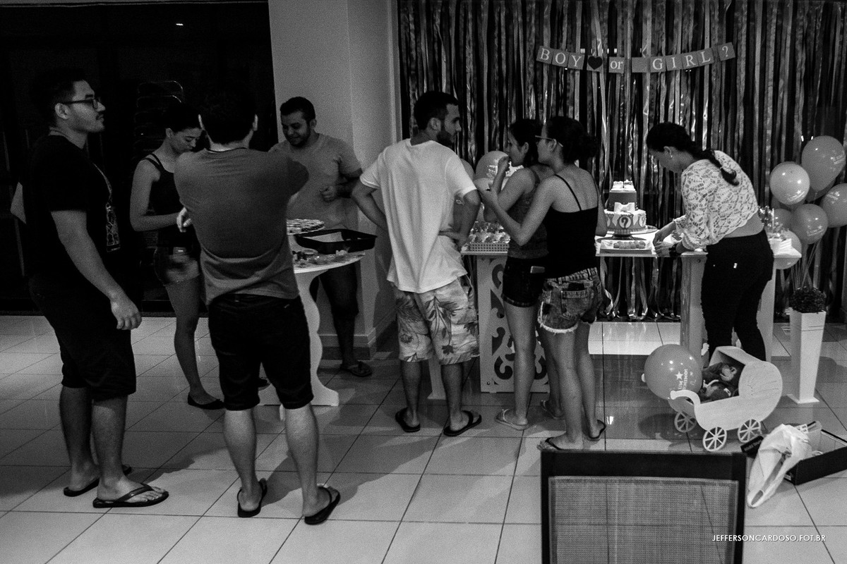 amigos da gestante fazendo a decoração