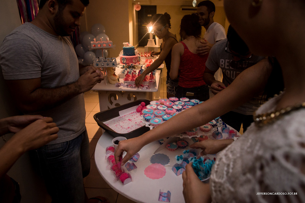 colocando os docinhos no chá de revelação gestante