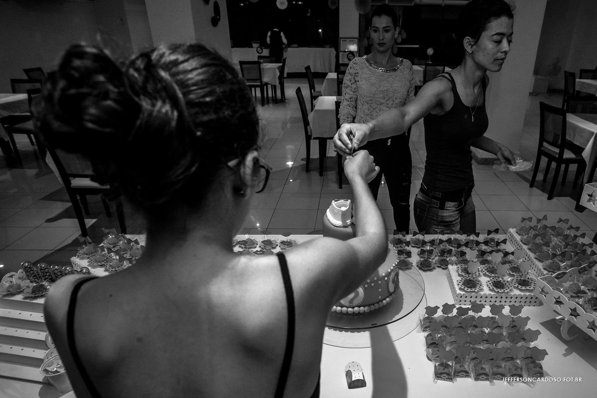 amigos da gestante fazendo a decoração de chá de revelação