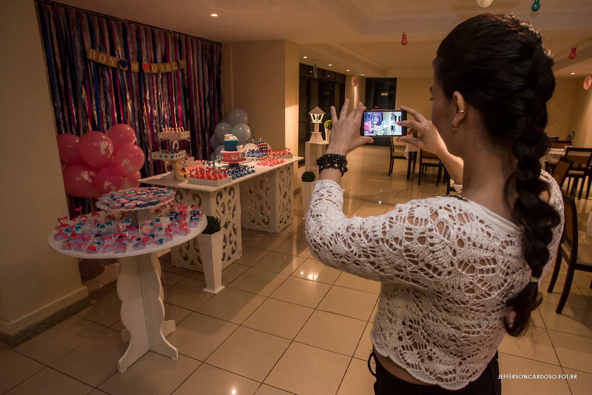 diene fazendo fotos da decoração do seu chá