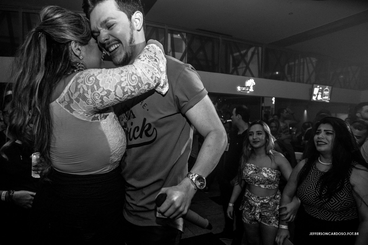 dançando em cima do palco