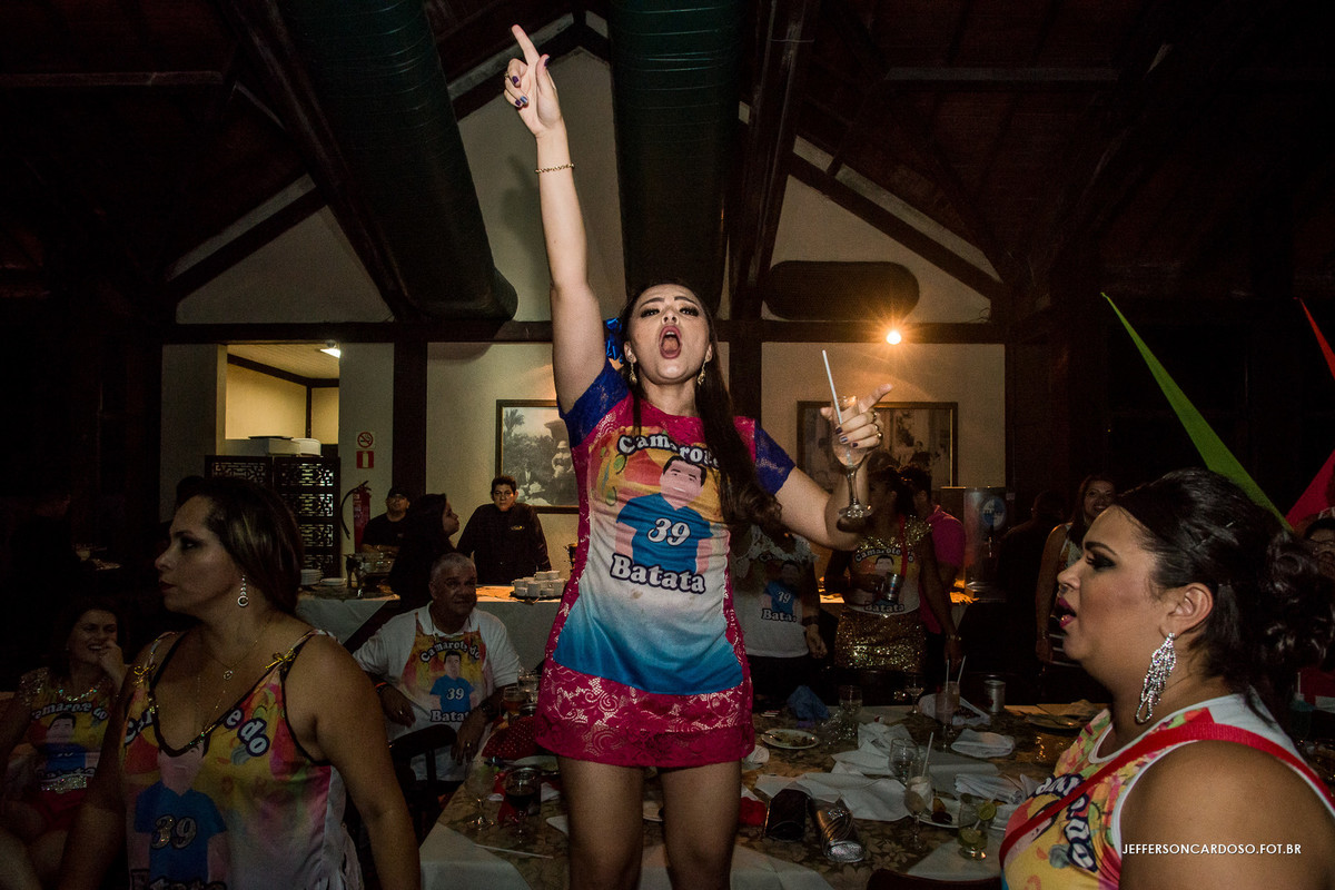 Vanessa em cima da mesa cantando