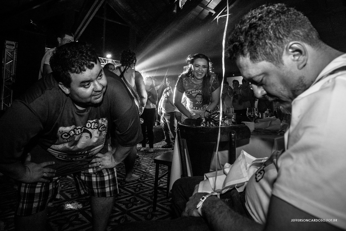 Carlos vendo seu amigo dormindo na sua festa