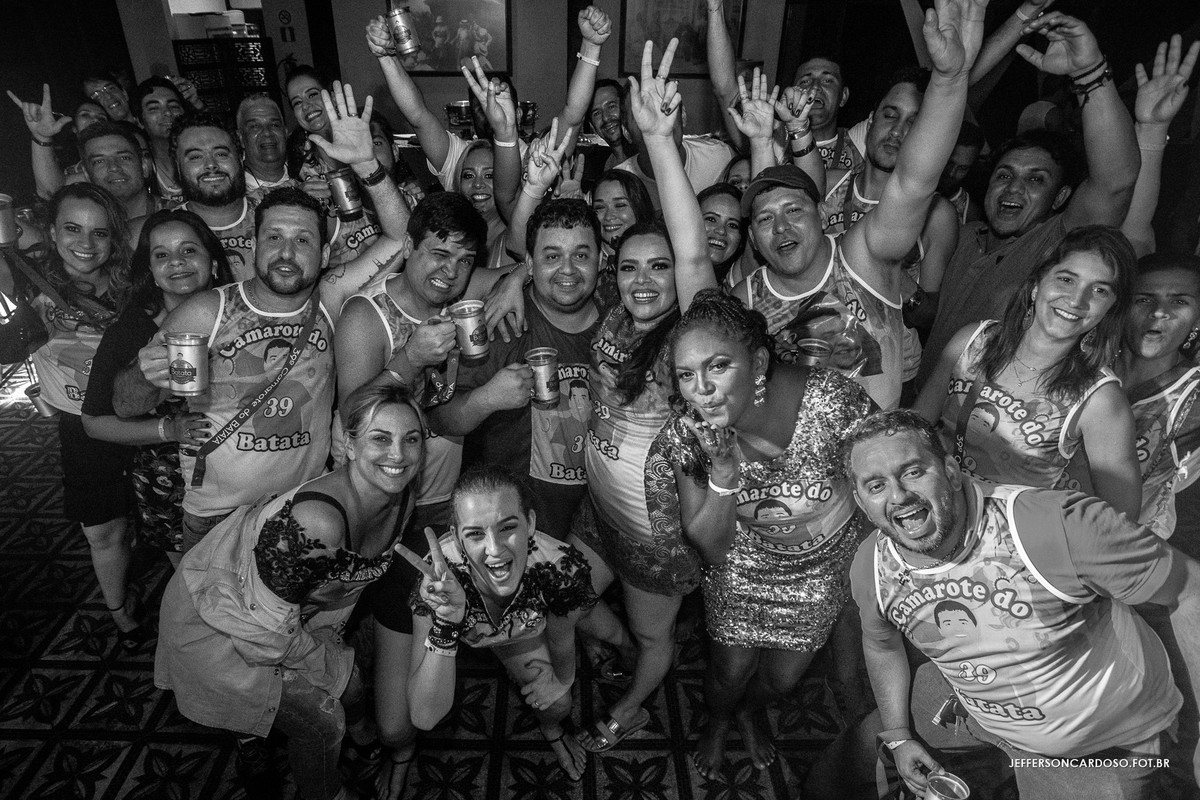 turma de amigos na festa