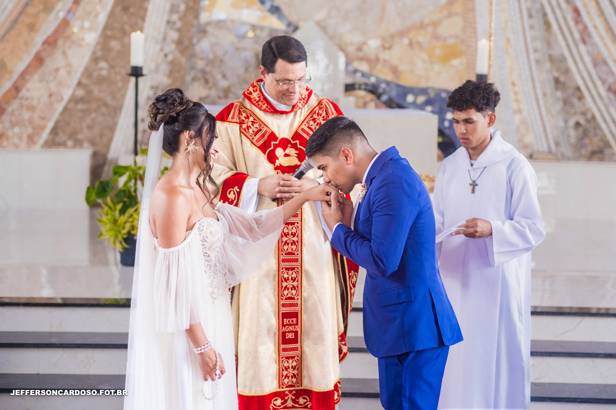 casamento em marapanim na cidade do carimbó onde casal feliz casaram na igreja com amigos e família 