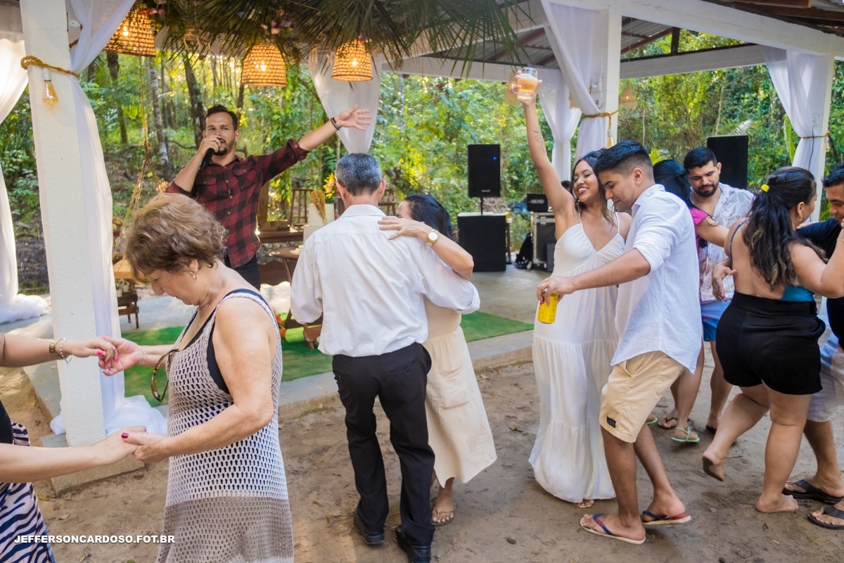 casamento em marapanim na cidade do carimbó onde casal feliz casaram na igreja com amigos e família 