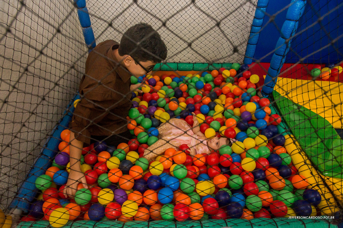 Lorena infantil na piscina de bolinha