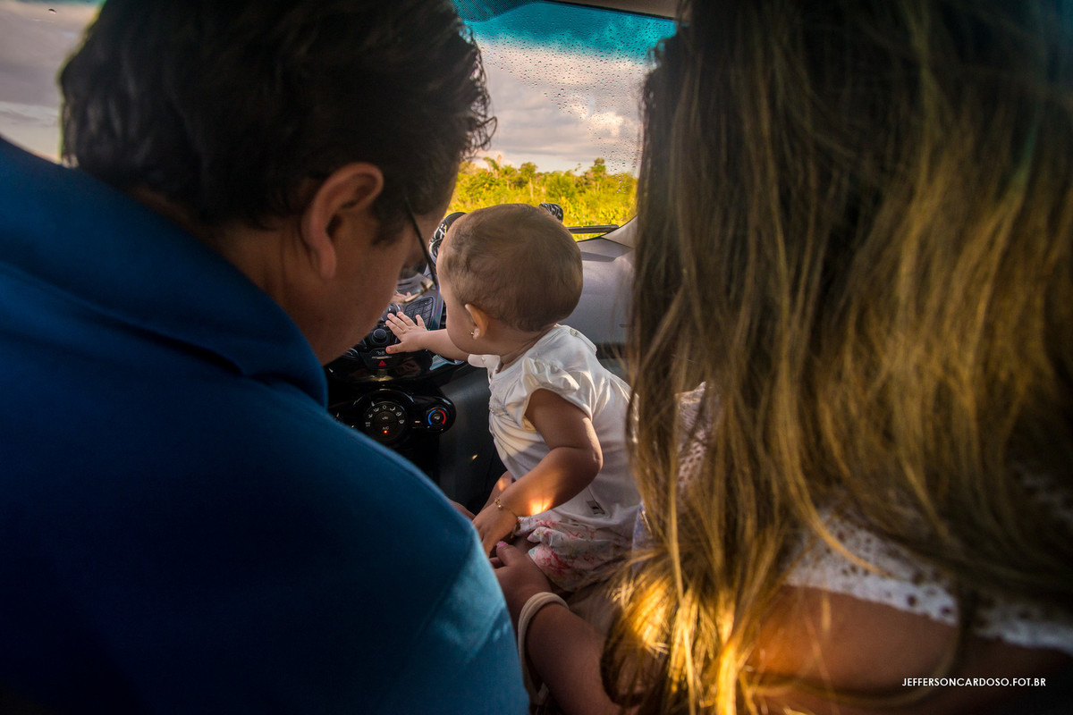 Anna no carro do pai mexendo