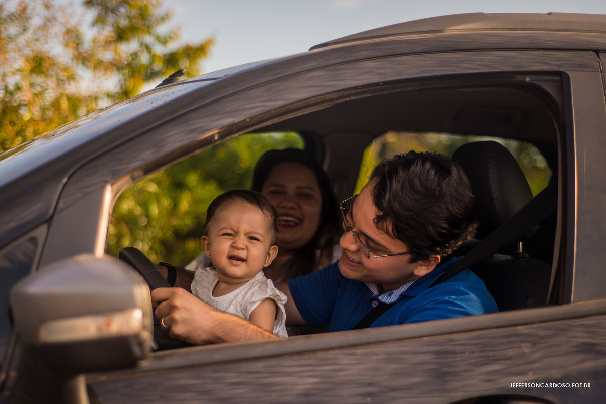 sorriso e alegria no carro do pais