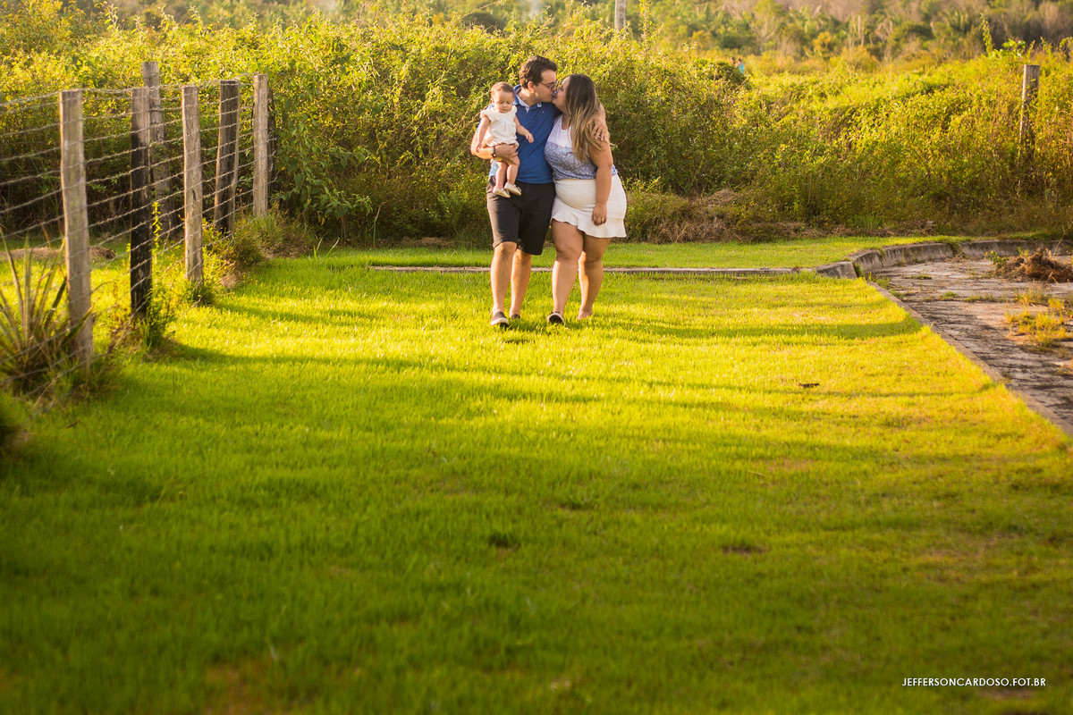 beijos e família andando no gramado
