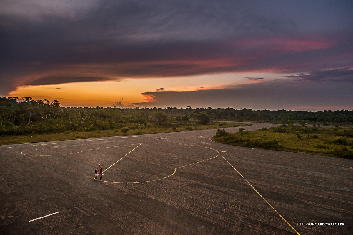 aeroporto de cametá com a família andando final da tarde 