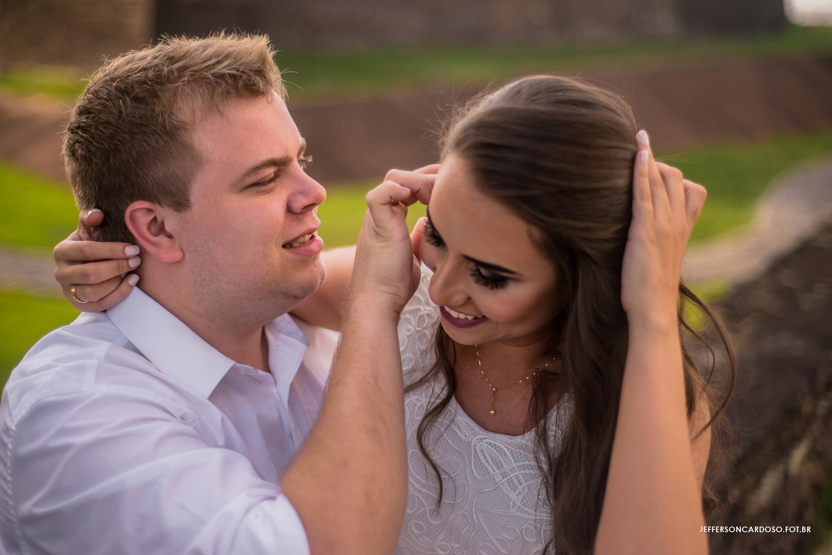 casal apaixonado sentado se beijando belém pa