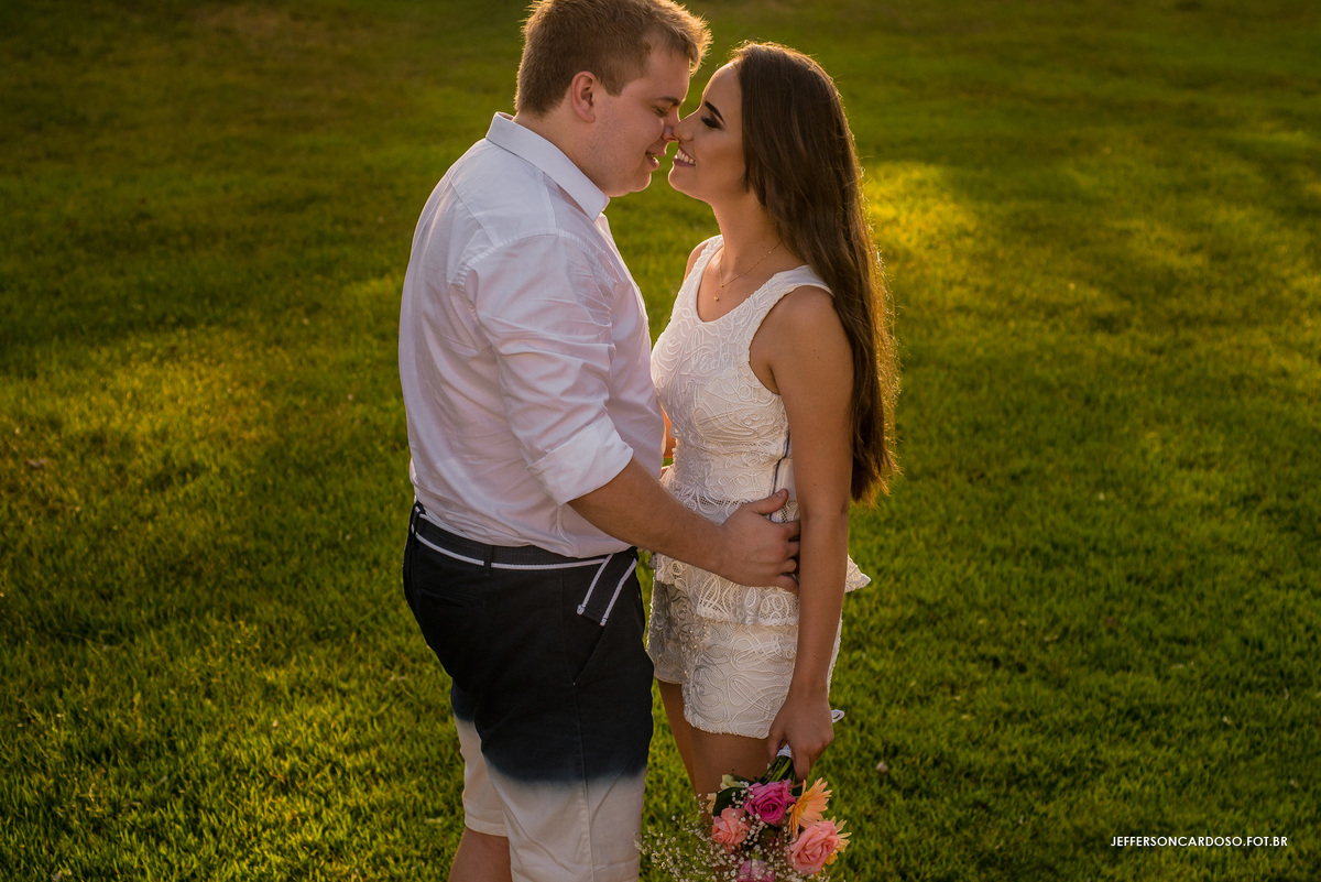 grama verde casal carinho luz do sol em belém pa