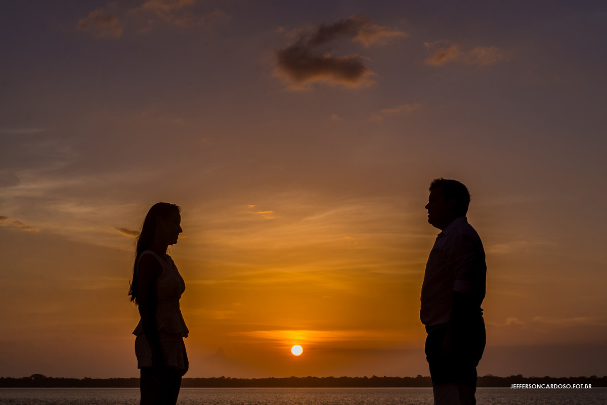 pôr do sol mais lindo mundo com casal de noivos apaixonados pré wedding