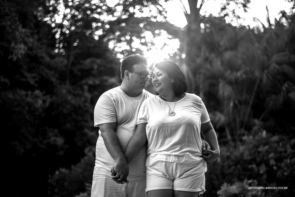 preto e branco casal se abraçando 