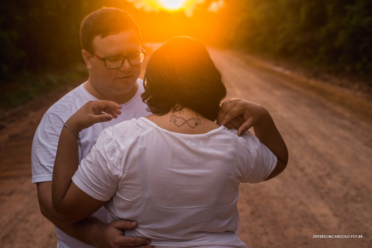 aquela luz do sol com o casal se amando 