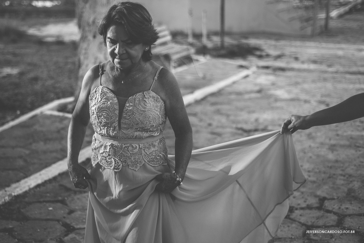 Lucimar andando com seu vestido