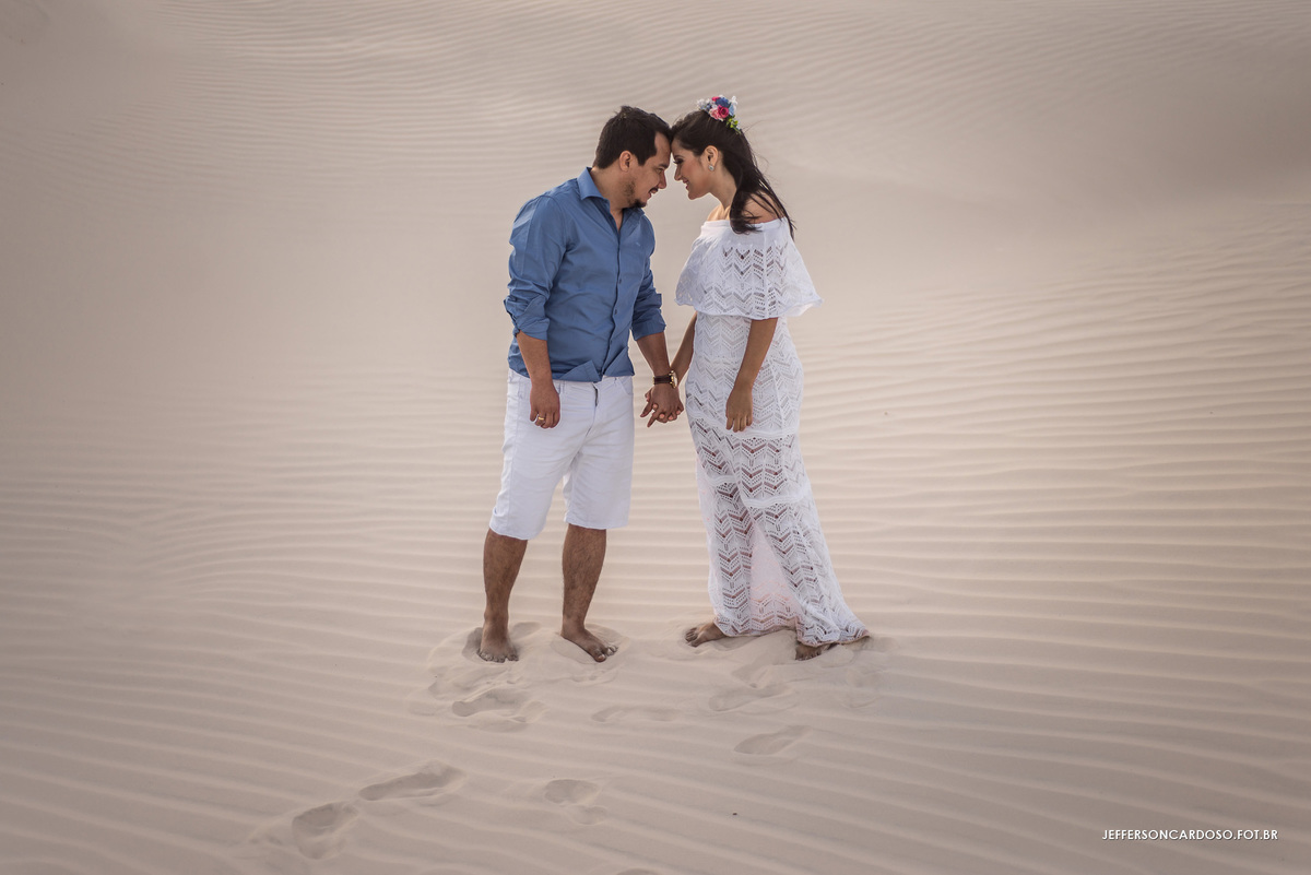 casal feliz no meio das dunas em salinas pa