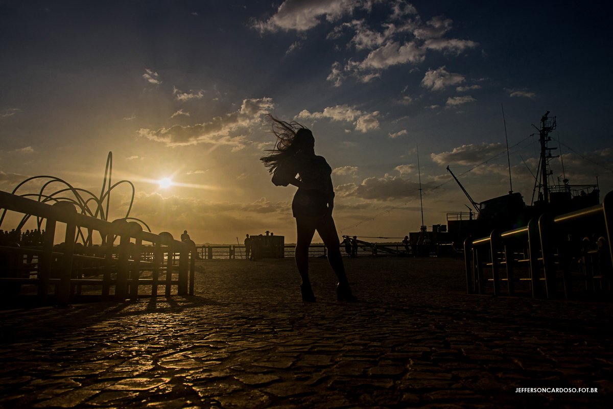 Ao por do sol no Navio da marinha com Livia 15 anos