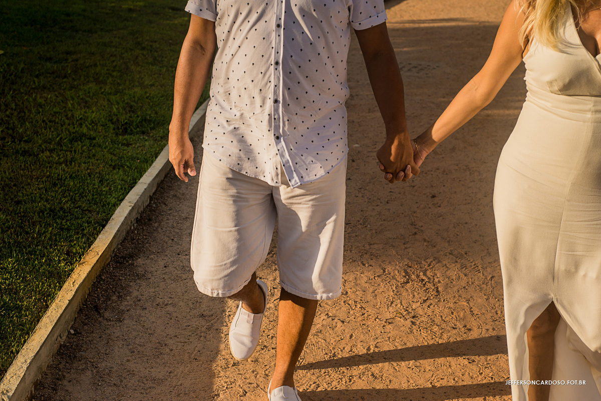 simone e fagner caminhando no mangal