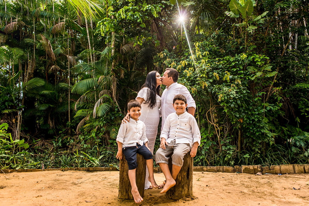 ensaio casal de família na cidade de Cametá na praia do guajará em Pacajá no interior do baixo tocantins com fotografo de casamento pré wedding Jefferson Cardoso no interior com amor e alegria 