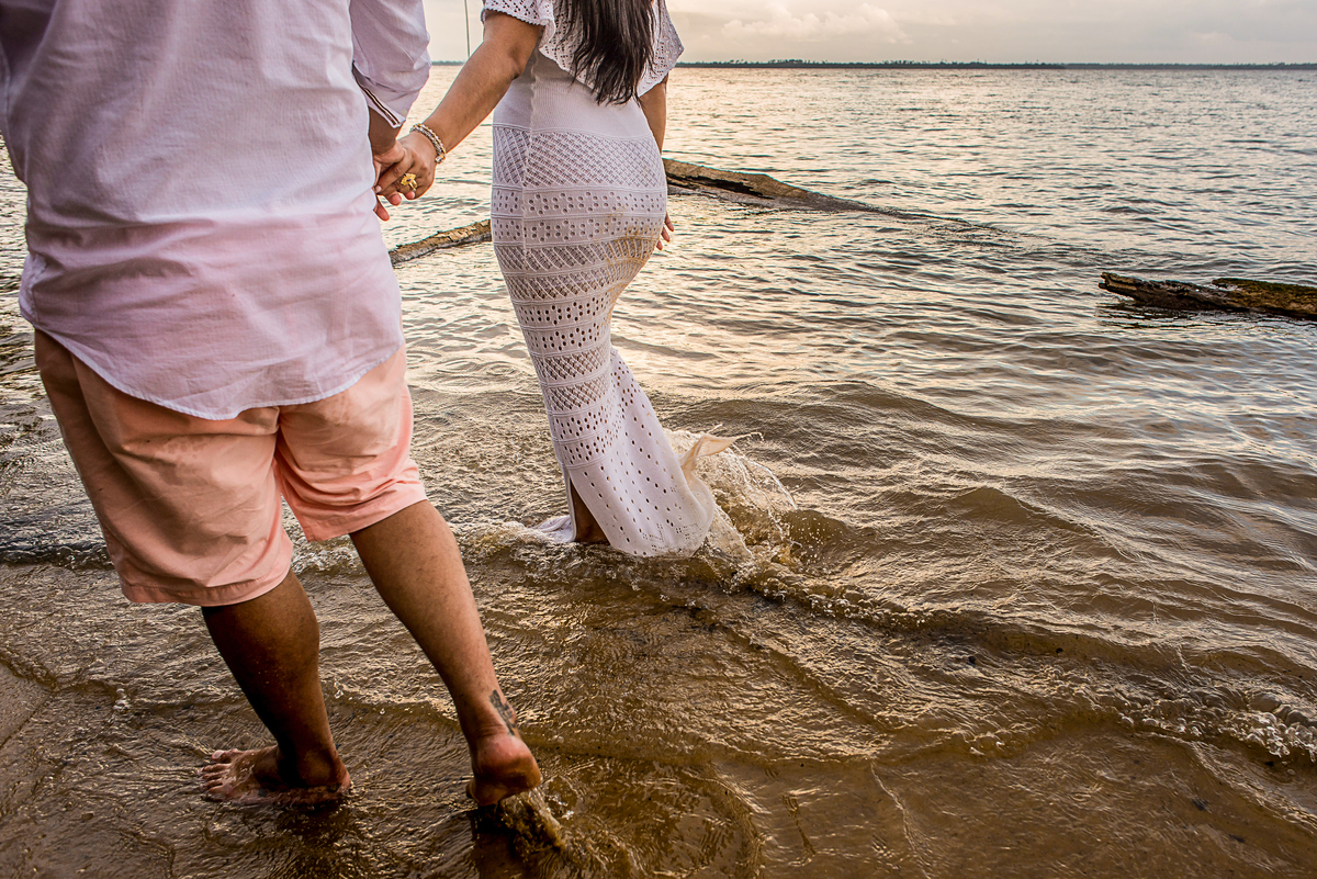 ensaio casal de família na cidade de Cametá na praia do guajará em Pacajá no interior do baixo tocantins com fotografo de casamento pré wedding Jefferson Cardoso no interior com amor e alegria 