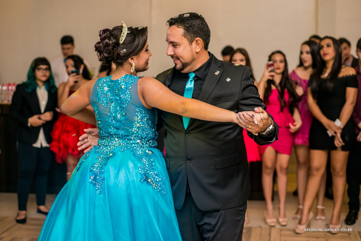 Pai na valsa com sua filha de 15 anos 