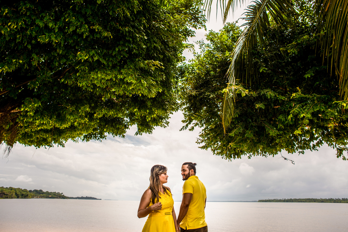 Ensaio em Cametá PA com o casal cheio de amor Miriam e Deon na praia da aldeia no rio tocantins com fotografo de casamento Jefferson cardoso melhor fotografo e premiado do estado do Pará, book alegre e cheio de romance na casa dos pais