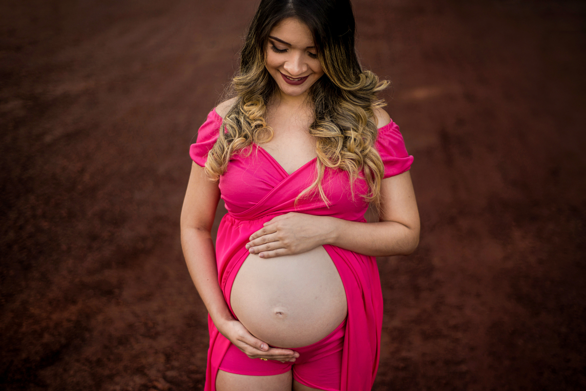 Ensaio Gestante Pai e Mãe na estrada de mosqueiro na floresta com casal feliz na espera da Ceci com fotografia do melhor fotógrafo de Belém de família Jefferson Cardoso Cametá PA