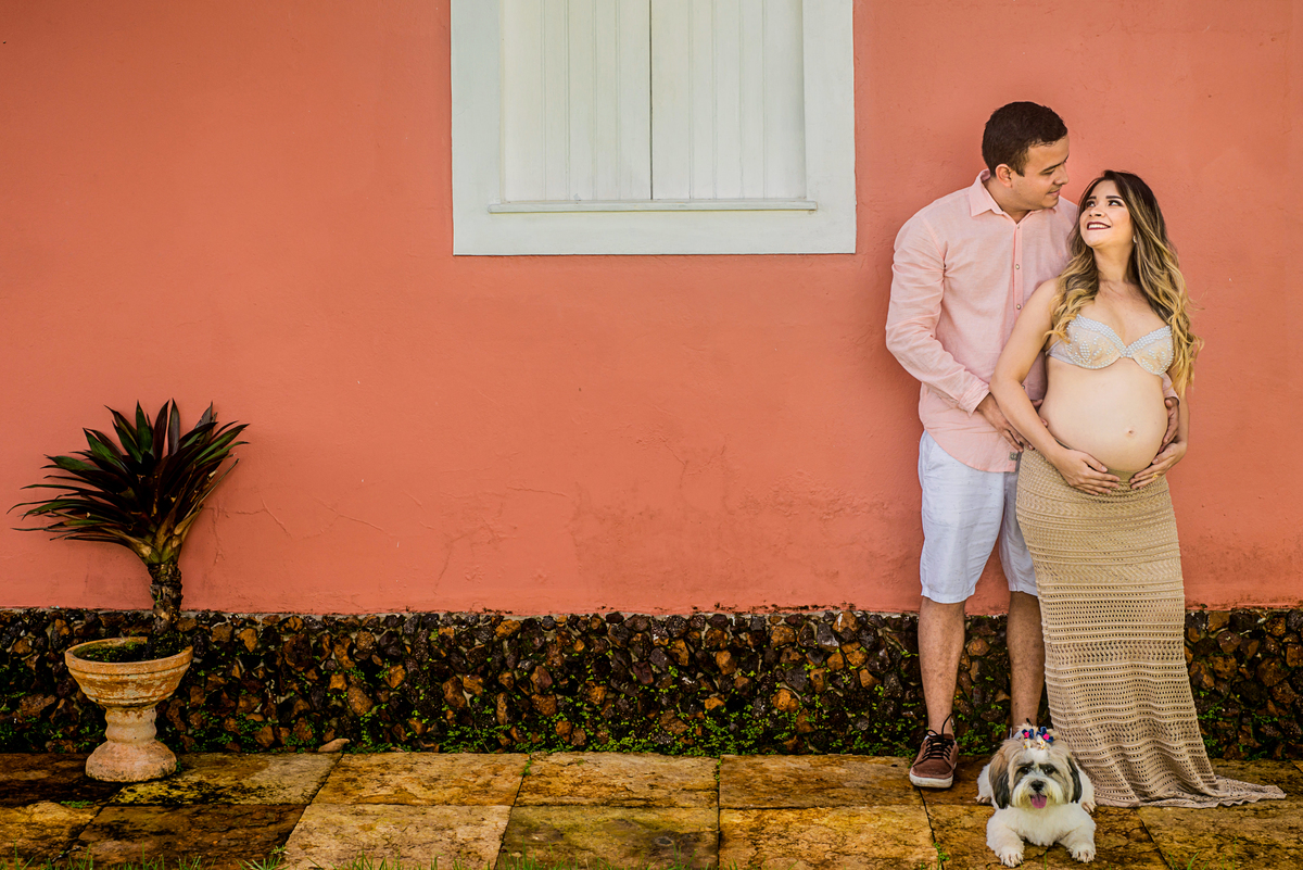 Ensaio Gestante Pai e Mãe na estrada de mosqueiro na floresta com casal feliz na espera da Ceci com fotografia do melhor fotógrafo de Belém de família Jefferson Cardoso Cametá PA no chalé da zuzu em mosqueiro