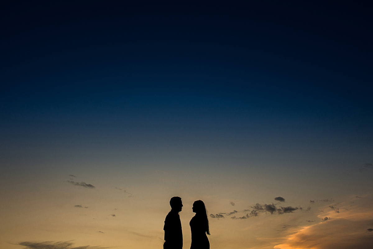 Ensaio casal na cidade de Cametá na vila de Carapajó no rio tocantins pré wedding com a lancha de muito amor e felicidade book na praia e final de tarde com por do sol com fotografia de Jefferson Cardoso fotografo de casamento