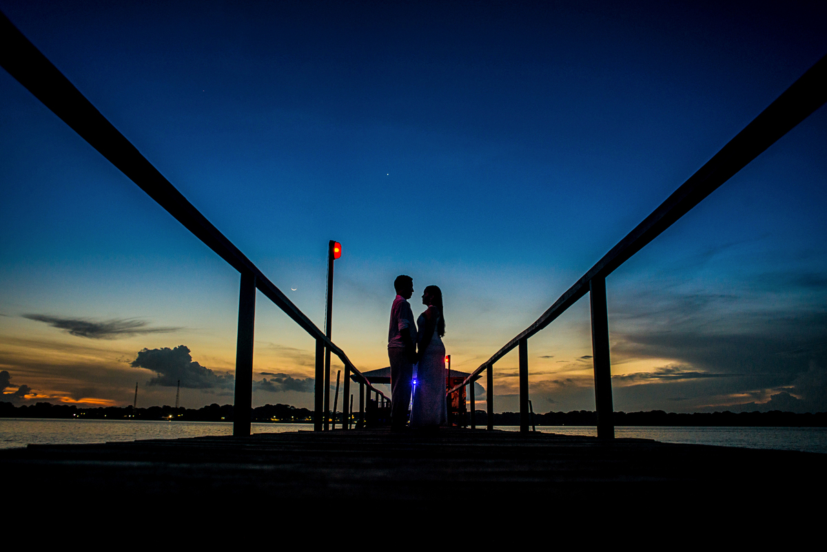 Ensaio casal na cidade de Cametá na vila de Carapajó no rio tocantins pré wedding com a lancha de muito amor e felicidade book na praia e final de tarde com por do sol com fotografia de Jefferson Cardoso fotografo de casamento