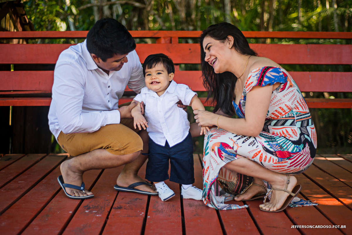 Rio Cupijó, Pará, ensaio família e infantil do João Neto na chácara do João Paulinho em Cametá fotos de 1 ano com o fotogrado de criança Jefferson Cardoso Fotografia, Alegria felicidade paraíso igarapé brincadeira carro estrada