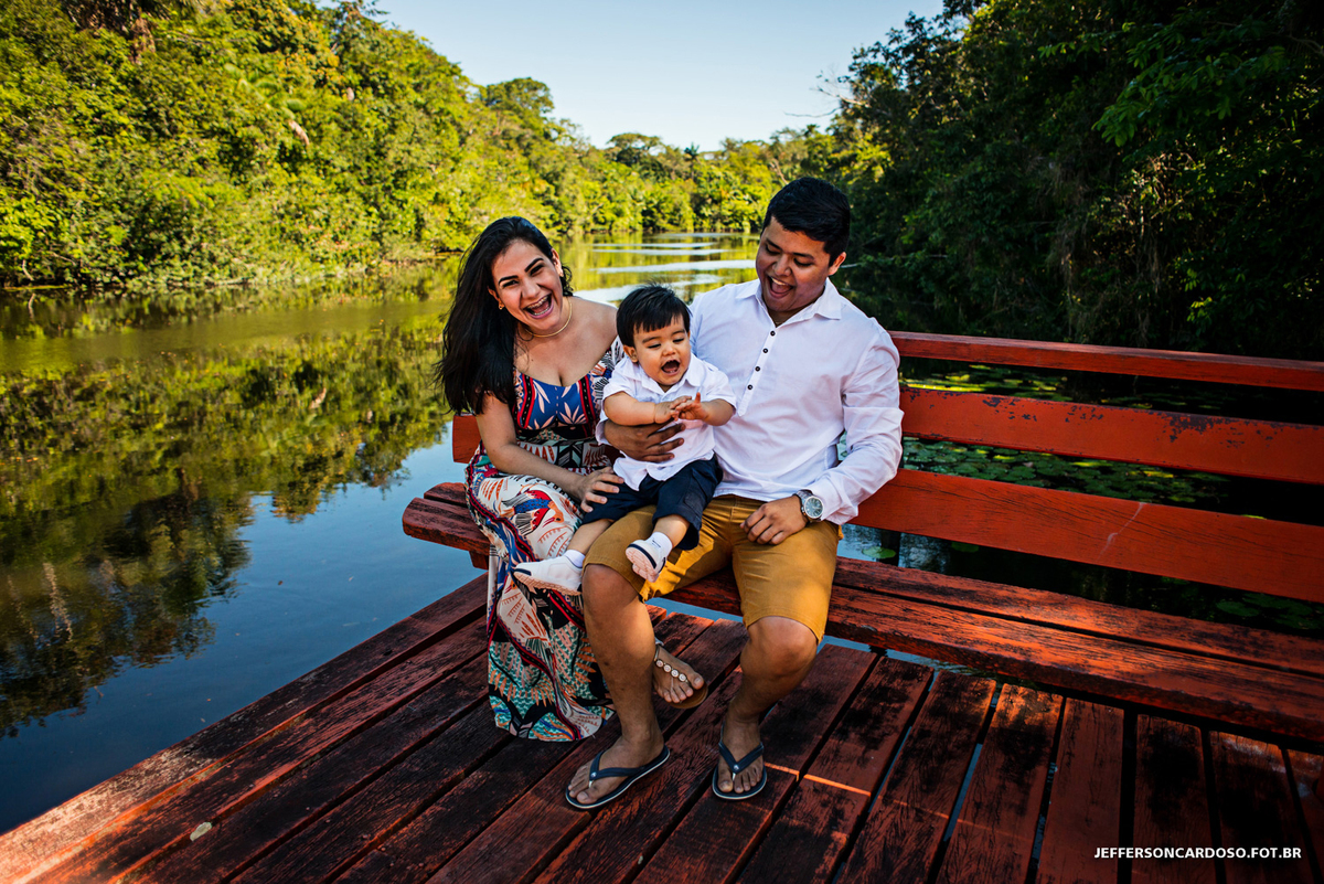 Rio Cupijó, Pará, ensaio família e infantil do João Neto na chácara do João Paulinho em Cametá fotos de 1 ano com o fotogrado de criança Jefferson Cardoso Fotografia, Alegria felicidade paraíso igarapé brincadeira carro estrada
