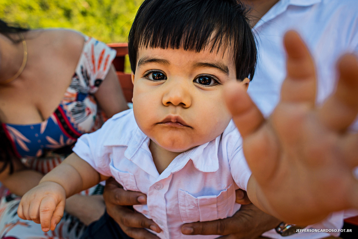 Rio Cupijó, Pará, ensaio família e infantil do João Neto na chácara do João Paulinho em Cametá fotos de 1 ano com o fotogrado de criança Jefferson Cardoso Fotografia, Alegria felicidade paraíso igarapé brincadeira carro estrada