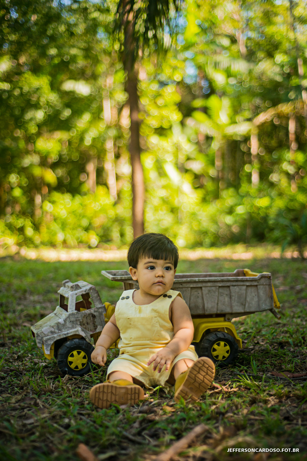 Rio Cupijó, Pará, ensaio família e infantil do João Neto na chácara do João Paulinho em Cametá fotos de 1 ano com o fotogrado de criança Jefferson Cardoso Fotografia, Alegria felicidade paraíso igarapé brincadeira carro estrada