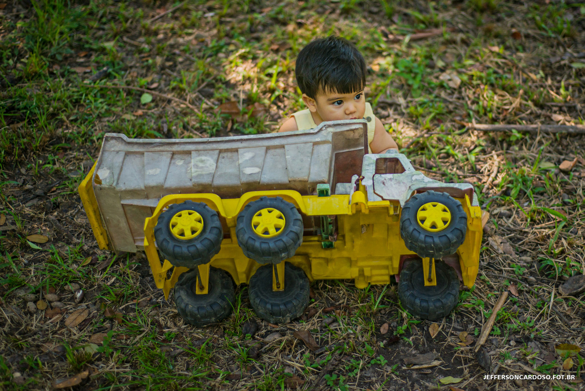 Rio Cupijó, Pará, ensaio família e infantil do João Neto na chácara do João Paulinho em Cametá fotos de 1 ano com o fotogrado de criança Jefferson Cardoso Fotografia, Alegria felicidade paraíso igarapé brincadeira carro estrada