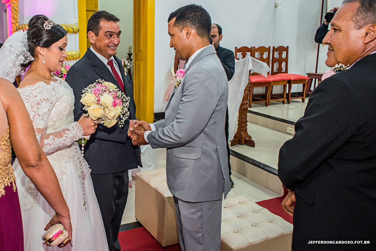 Casamento Neydiane e Denilson Cametá Making off PA felicidade do casal no Arco Íris noivos com fotografia de Jefferson Cardoso Rústico no final da tarde buquê e aliança de ouro