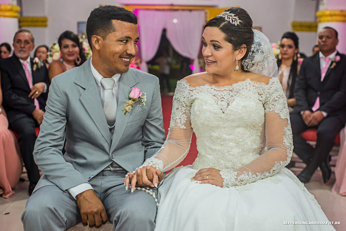 Casamento Neydiane e Denilson Cametá Making off PA felicidade do casal no Arco Íris noivos com fotografia de Jefferson Cardoso Rústico no final da tarde buquê e aliança de ouro