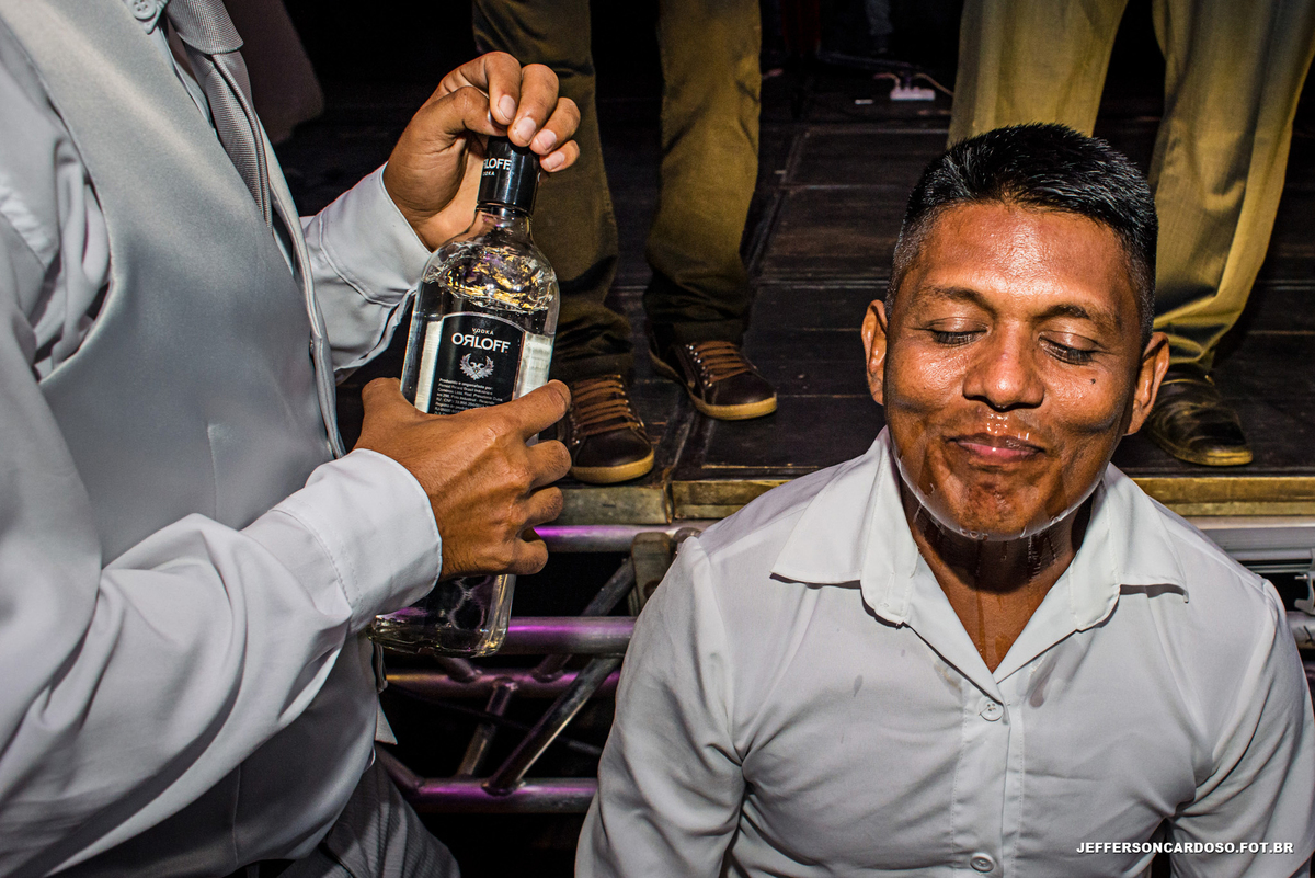 Casamento Neydiane e Denilson Cametá Making off PA felicidade do casal no Arco Íris noivos com fotografia de Jefferson Cardoso Rústico no final da tarde buquê e aliança de ouro