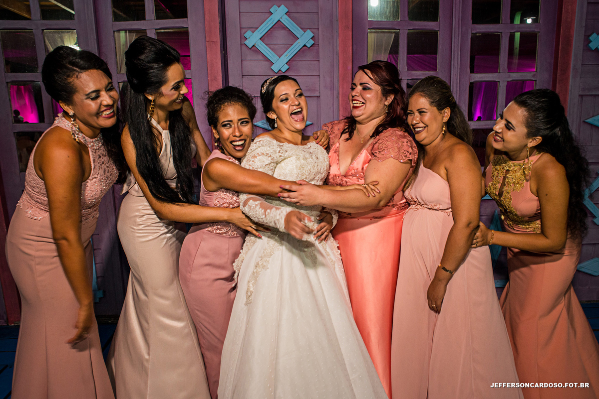 Casamento Neydiane e Denilson Cametá Making off PA felicidade do casal no Arco Íris noivos com fotografia de Jefferson Cardoso Rústico no final da tarde buquê e aliança de ouro