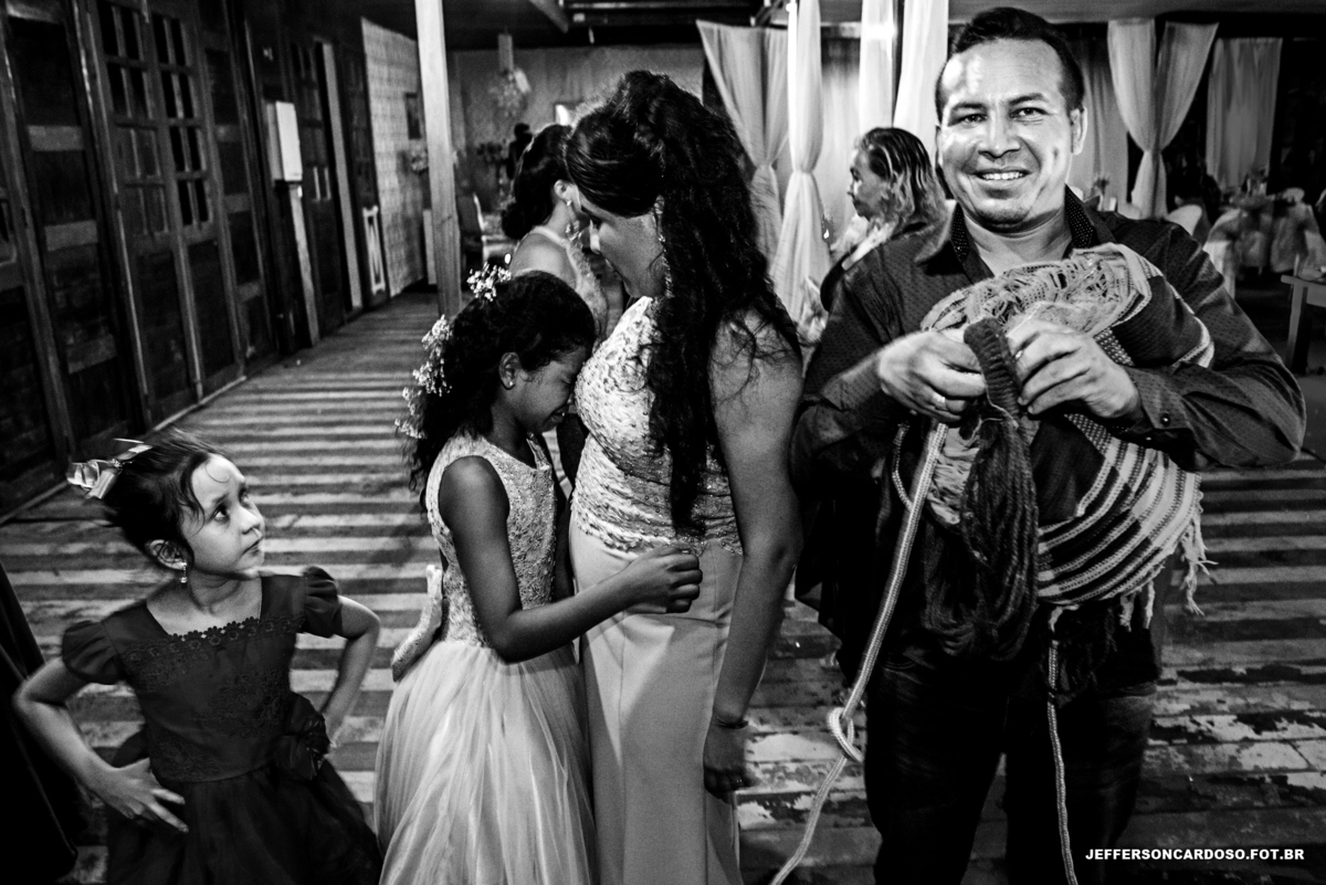 Casamento Neydiane e Denilson Cametá Making off PA felicidade do casal no Arco Íris noivos com fotografia de Jefferson Cardoso Rústico no final da tarde buquê e aliança de ouro